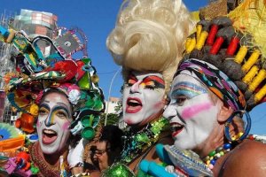 Carnaval gay ganha as ruas do Brasil