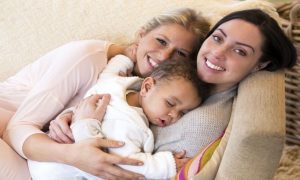 Licença-maternidade à mãe não gestante em relação homoafetiva pode virar realidade