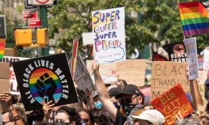 51 anos depois, polícia de Nova York ataca manifestantes LGBTI+