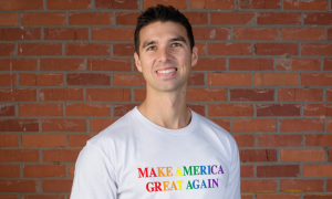 Surreal! Trump vende camisa com as cores da bandeira LGBT para financiar reeleição