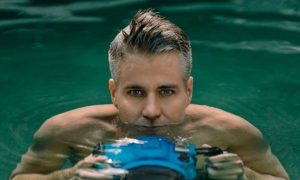Conheça a história do fotógrafo que imortalizou fotos de homens embaixo d’água (fotos)