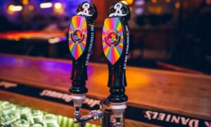 Cerveja de Stonewall Inn chega ao Brasil com renda revertida para instituição LGBT