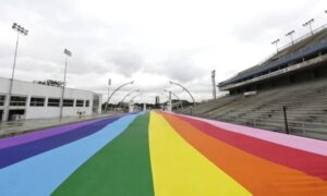 Bandeira do Orgulho LGBT no Sambódromo do Anhembi fica até dia 28/06