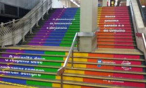 Estação Central do Metrô Rio ganha escada arco-íris