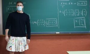 Professores estão usando saia em apoio a aluno que foi expulso