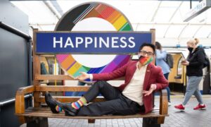 Placas LGBT no metrô de Londres celebram o orgulho