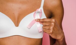 Podcast debate câncer de mama na população trans