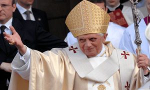 Papa Bento reafirma sua oposição ao casamento gay em livro