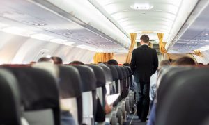 Passageiro que passou mão na bunda de comissário de bordo em voo é condenado