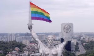 Drone coloca bandeira do arco-íris na principal estátua da Ucrânia