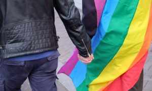 Maioria dos gays europeus tem medo de andar de mãos dadas
