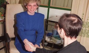 Como um aperto de mão da Princesa Diana marcou a luta contra a AIDS