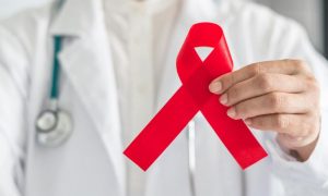 Terapia que pode ser a cura do HIV terá teste em humanos