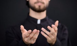Padre é flagrado fazendo sexo BDSM bissexual no altar